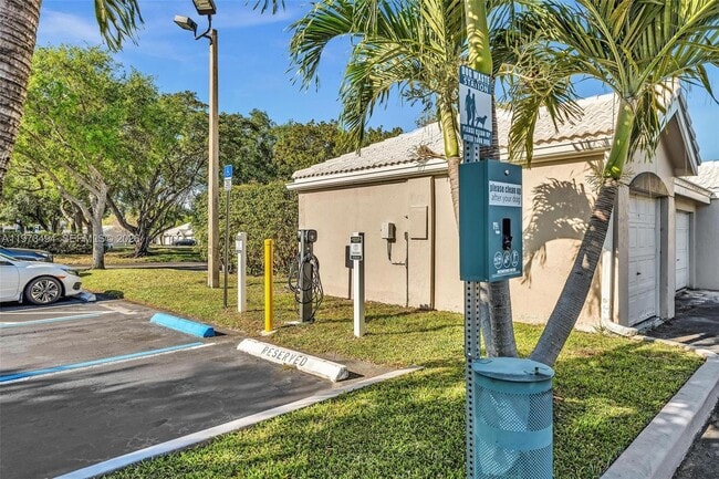 Building Photo - 2810 N Oakland Forest Dr