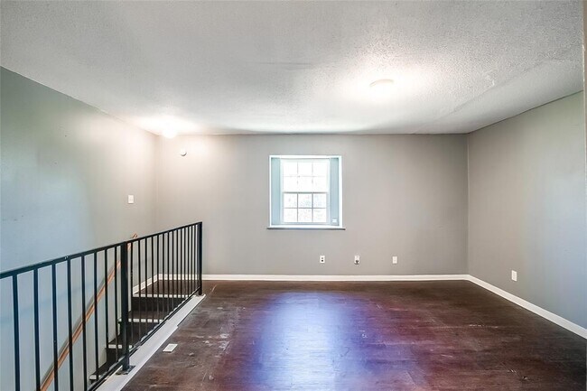 Building Photo - 2215 Mission Hill Dr