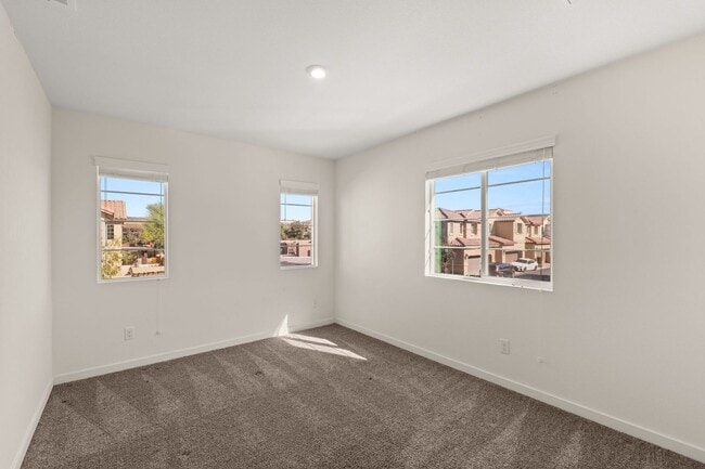 Building Photo - Beautiful Home in Hyde Park Community