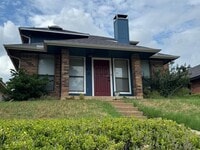 Building Photo - 703 Red Oak Dr