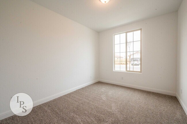 Building Photo - 2022 South/East Fresno Home, 4BR/2BA - Lots of Amenities!