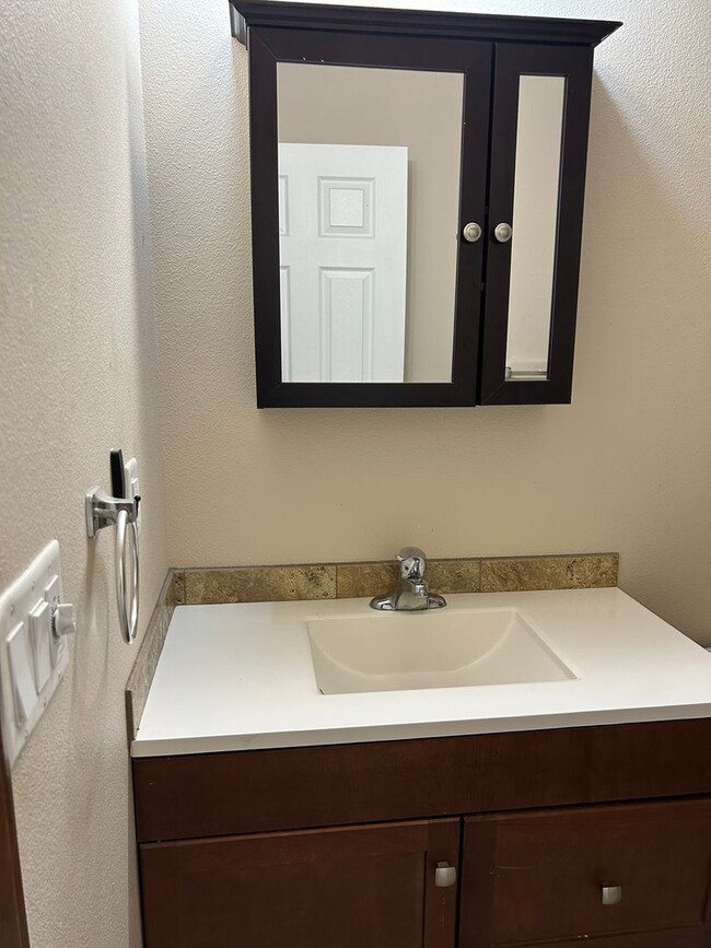 Building Photo - Newer 2 Bedroom 1 Bathroom with a View