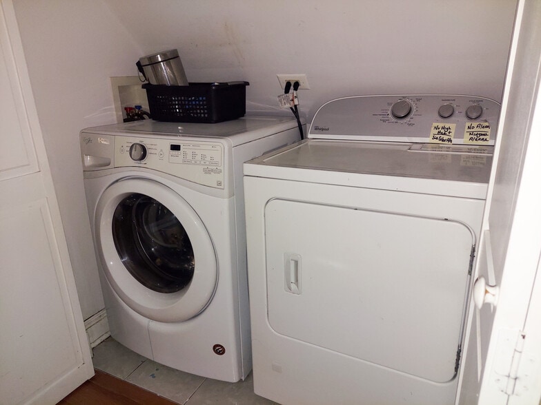 Building Photo - 1832 W Addison St