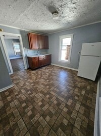 Building Photo - Upper 2 bedroom unit west side