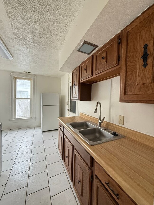Building Photo - HOUSE...LARGE 3 Bedroom 2 Bath