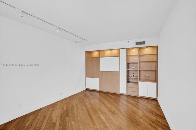 Building Photo - 20281 E Country Club Dr