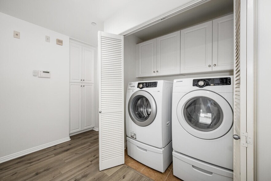 Building Photo - 7403 S Sepulveda Blvd