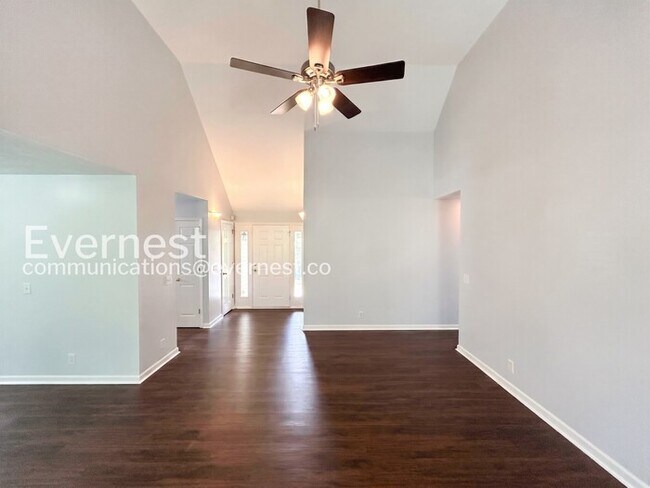 Building Photo - 3-Bed/2-Bath Home with Attached Garage/ Available Now!
