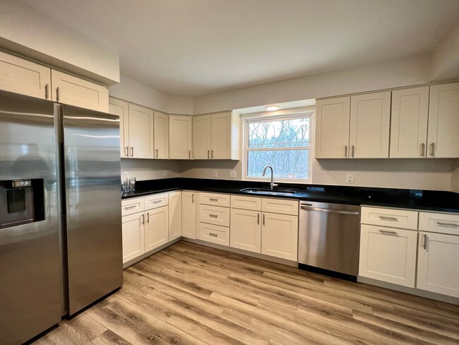 Building Photo - Beautifully Renovated Home!  5 Bedroom, 3 ...