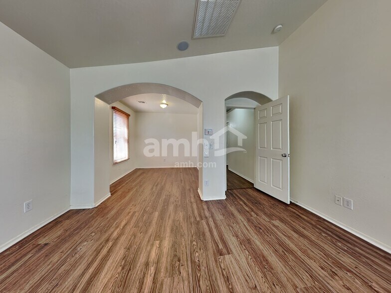 Building Photo - 18139 W Smokey Dr