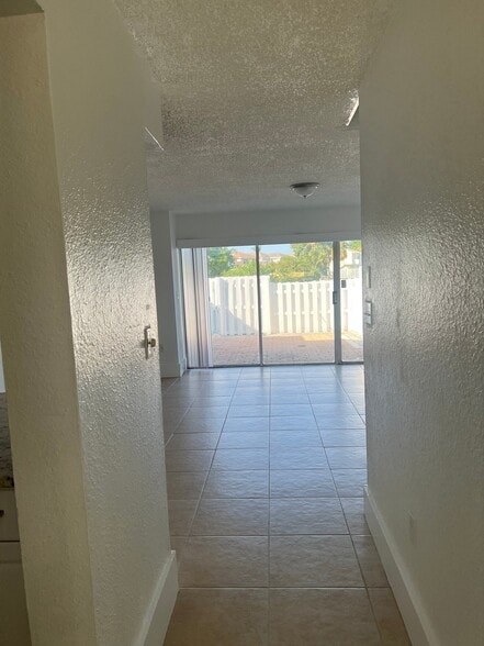 Building Photo - 887 Crystal Lake Dr