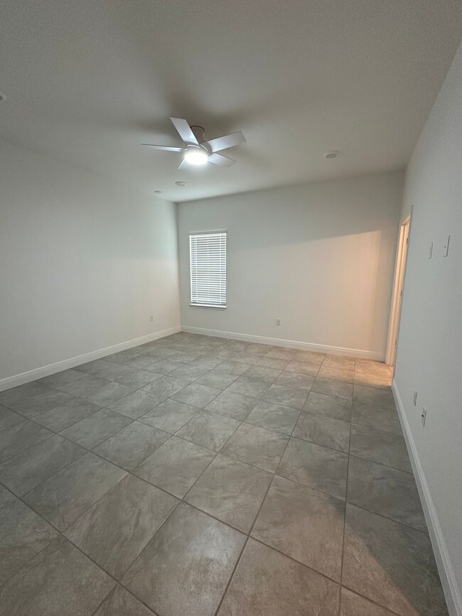 Building Photo - For Rent: Spacious 4-Bedroom Home with Mod...