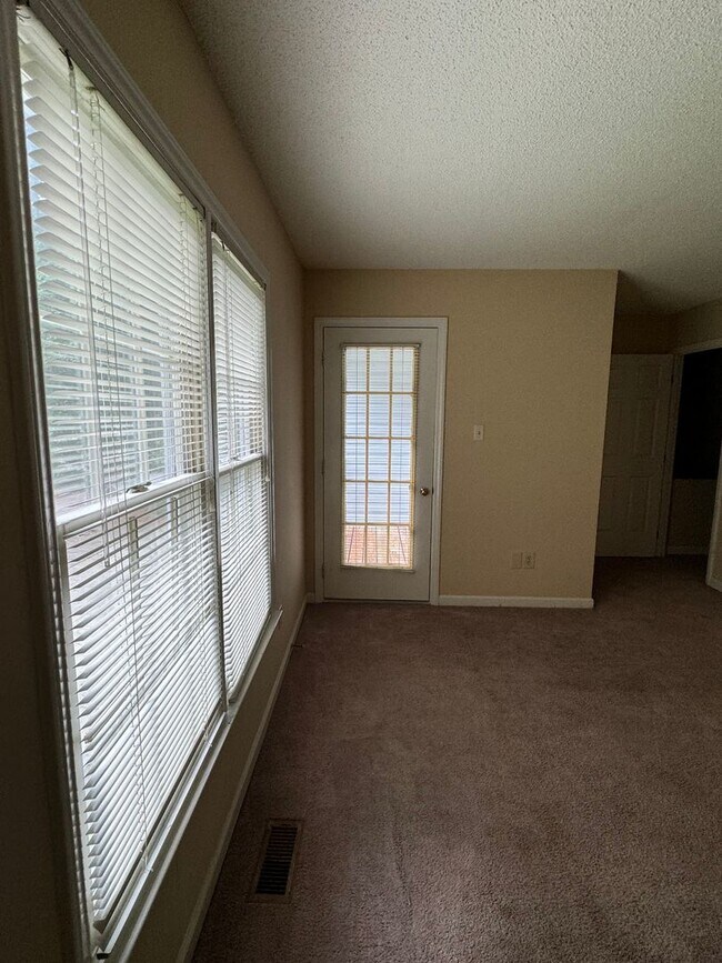 Building Photo - Very attractive 2 story townhouse.