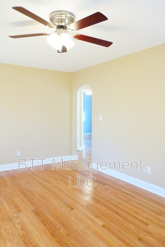 Building Photo - 907 Hudson Ave