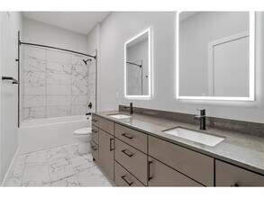 Building Photo - 470 Lexington Parkway S