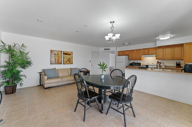 Building Photo - 5409 S Hazelton Ln