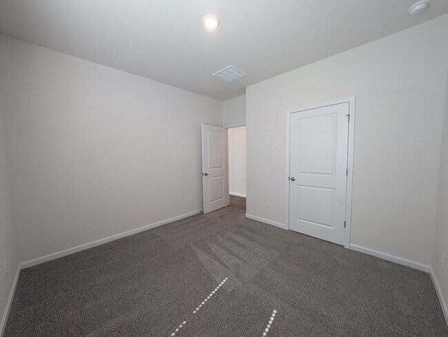 Building Photo - Spacious 2 story, 5 bedroom, 3 bath Home located in Secrest Commons Community!