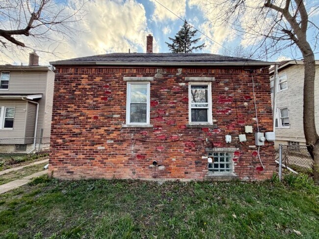 Building Photo - SECTION 8 ONLY  3 Bedroom 1 Bath For Lease