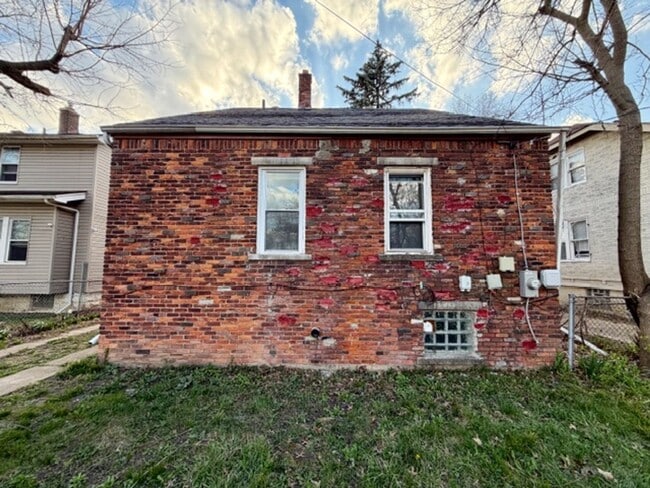 Building Photo - SECTION 8 ONLY For Lease 3 bed 1 bath
