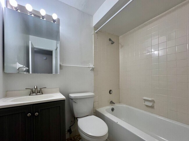 Building Photo - 2 Bed 1.5 Bath Apartment for rent!