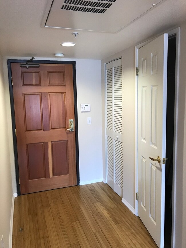 Building Photo - RENT SPECIAL - CONDO in Prime NOHO Art Dis...