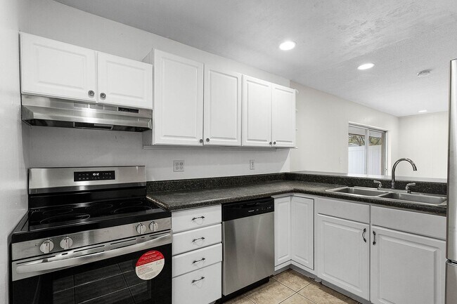 Building Photo - CONDOMINIUM FIRST FLOOR 2 BED 1 BATH, FULLY RENOVATED