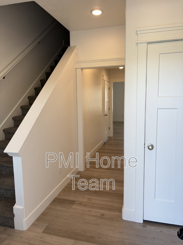 Building Photo - 614 W Cozy Ln