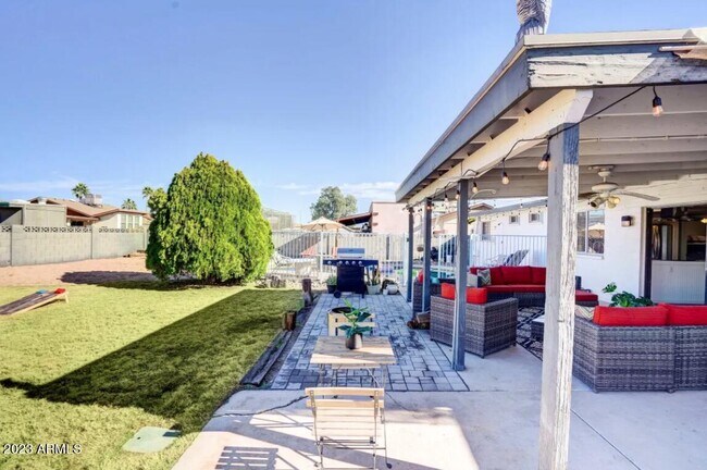 Building Photo - 1648 W Grovers Ave