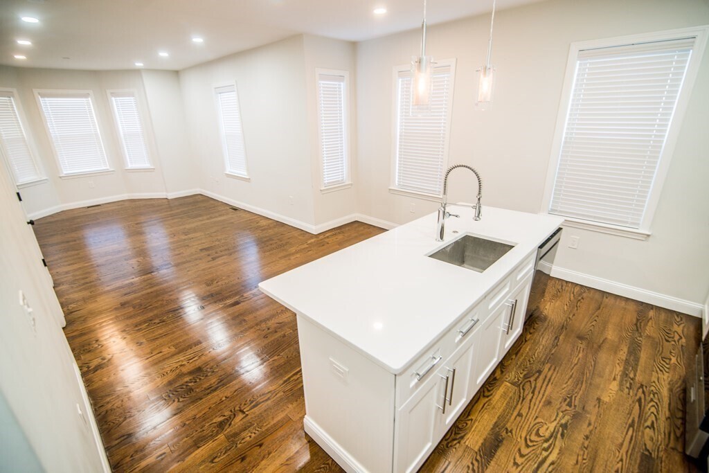 Building Photo - 757 Washington St