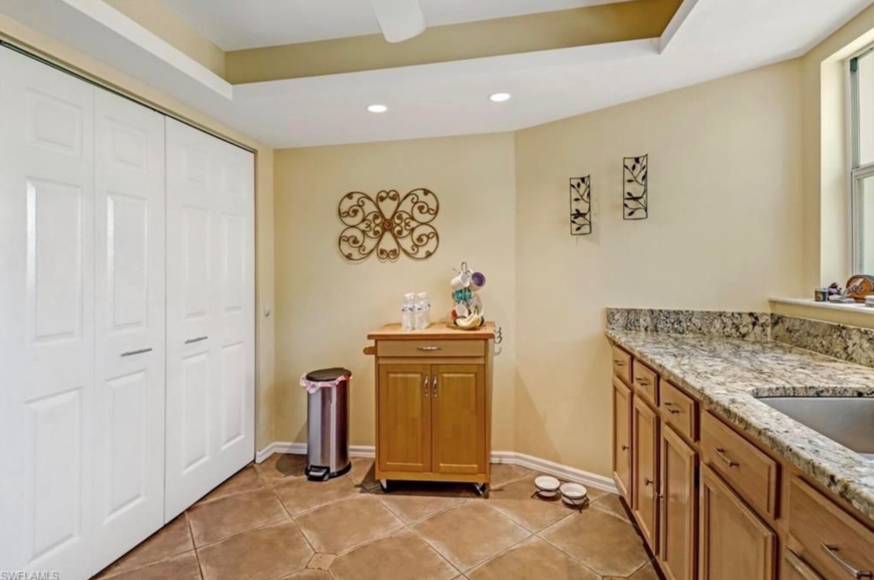 Building Photo - 9840 Luna Cir