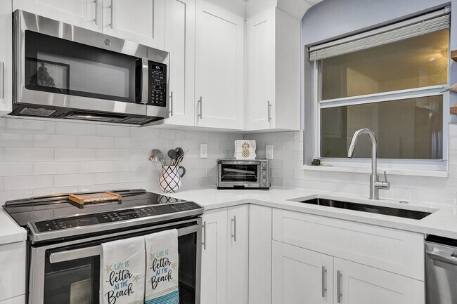 Building Photo - 1021 Hillsboro Mile