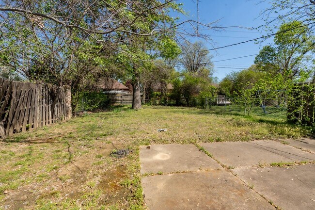 Building Photo - 6125 S Troost Ave