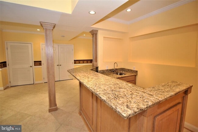 Building Photo - 5905 Lone Oak Dr