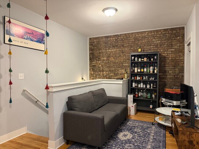 Building Photo - 935 E 54th Pl