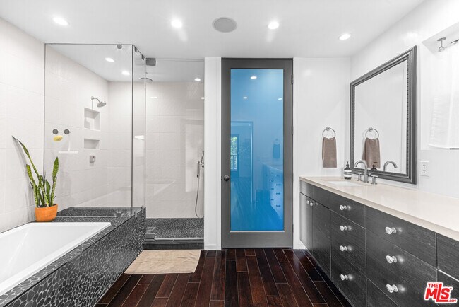 Building Photo - 2300 Ronda Vista Dr