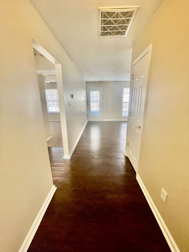 Building Photo - Must see this Adorable 3 bedroom 2 bath 2 garage home . Located in the Reedy Creek Plantation