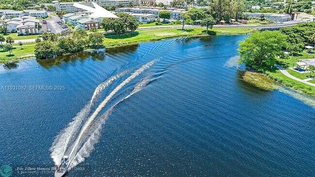 Building Photo - 2400 Lake Osborne Dr