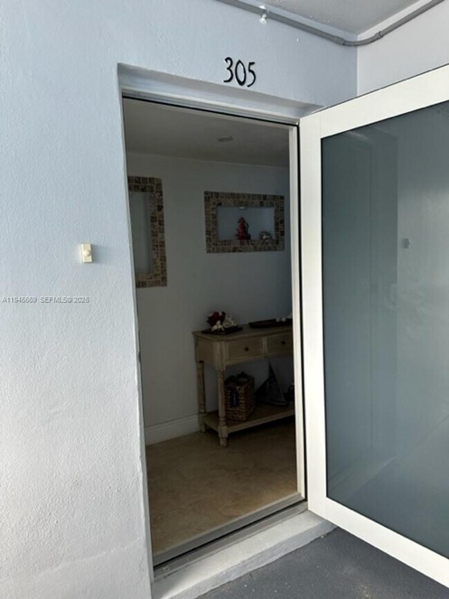 Building Photo - 320 S Surf Rd