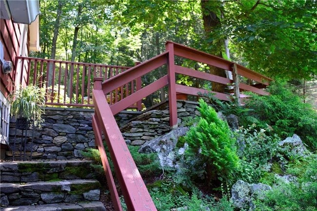 Building Photo - 67 Lake Lillinonah Rd N