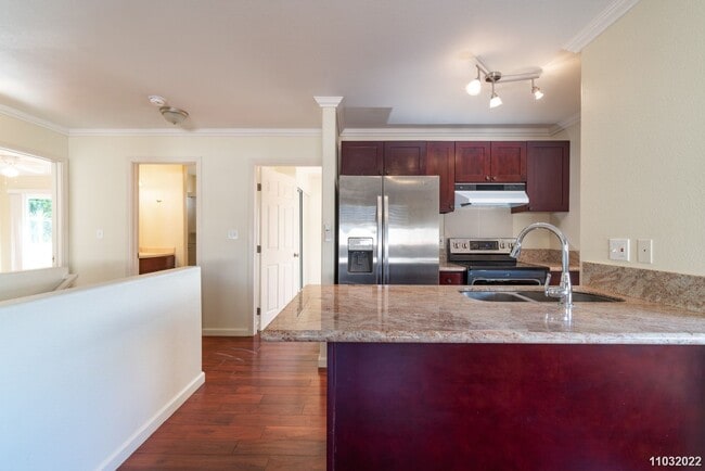 Building Photo - Available Now! Updated 3BR/2BA/2PKG unit i...