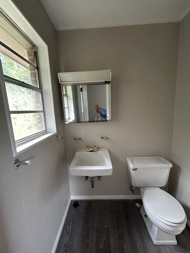 Building Photo - 310 W 6th St