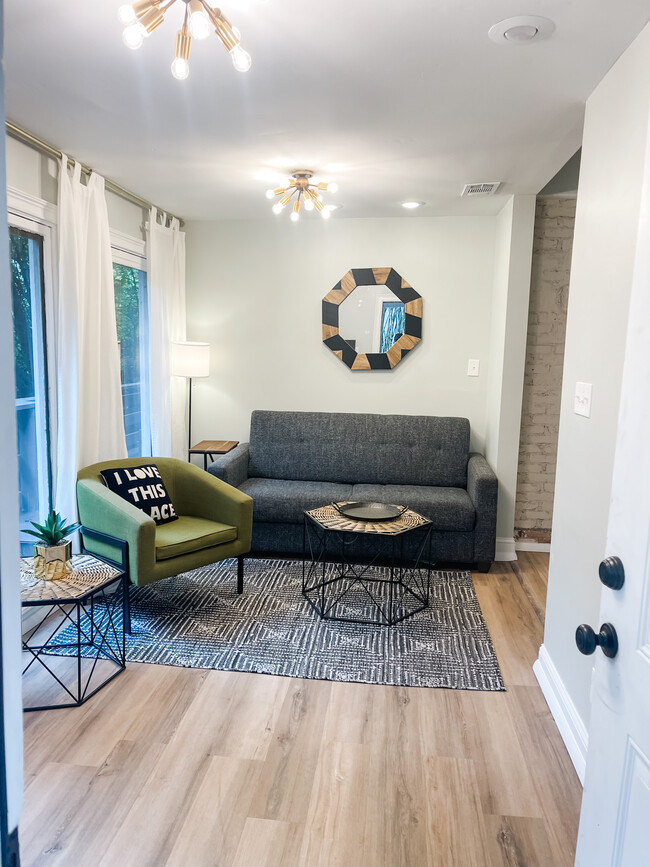 Primary Photo - Furnished 2 bed 1 bath on 38th