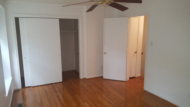 Building Photo - Virginia Beach- 3 Bed / 1.5 Bath end unit townhouse in Green Run