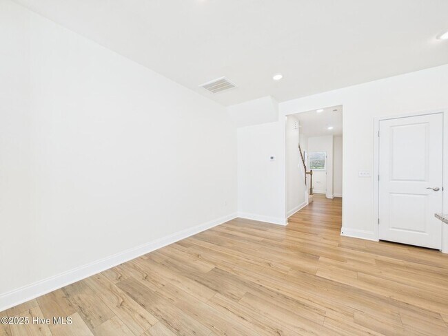 Building Photo - 458 Channel Drop Dr