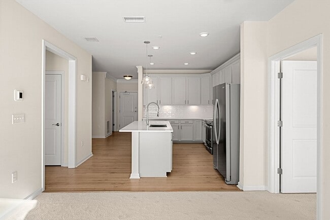 Building Photo - 2 Stratton Dr