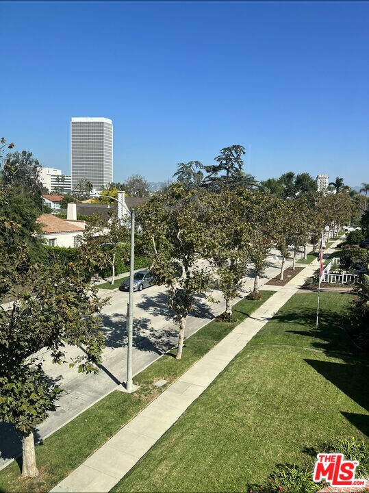 Building Photo - 5525 W Olympic Blvd