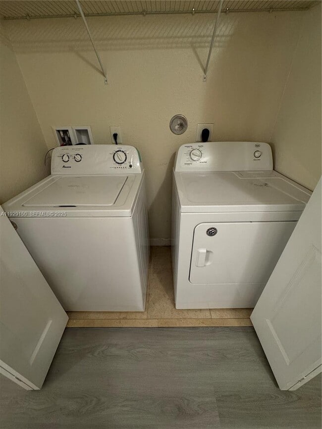 Building Photo - 12440 Emerald Creek Manor