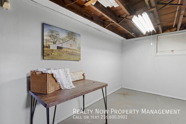 Building Photo - 3276 Tullamore Rd