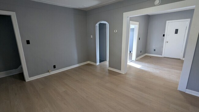 Building Photo - Welcome to your charming home located in the vibrant city of Akron