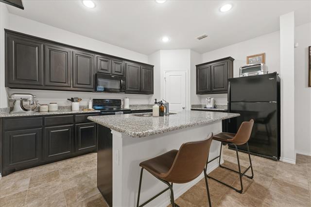 Building Photo - 585 Concho St